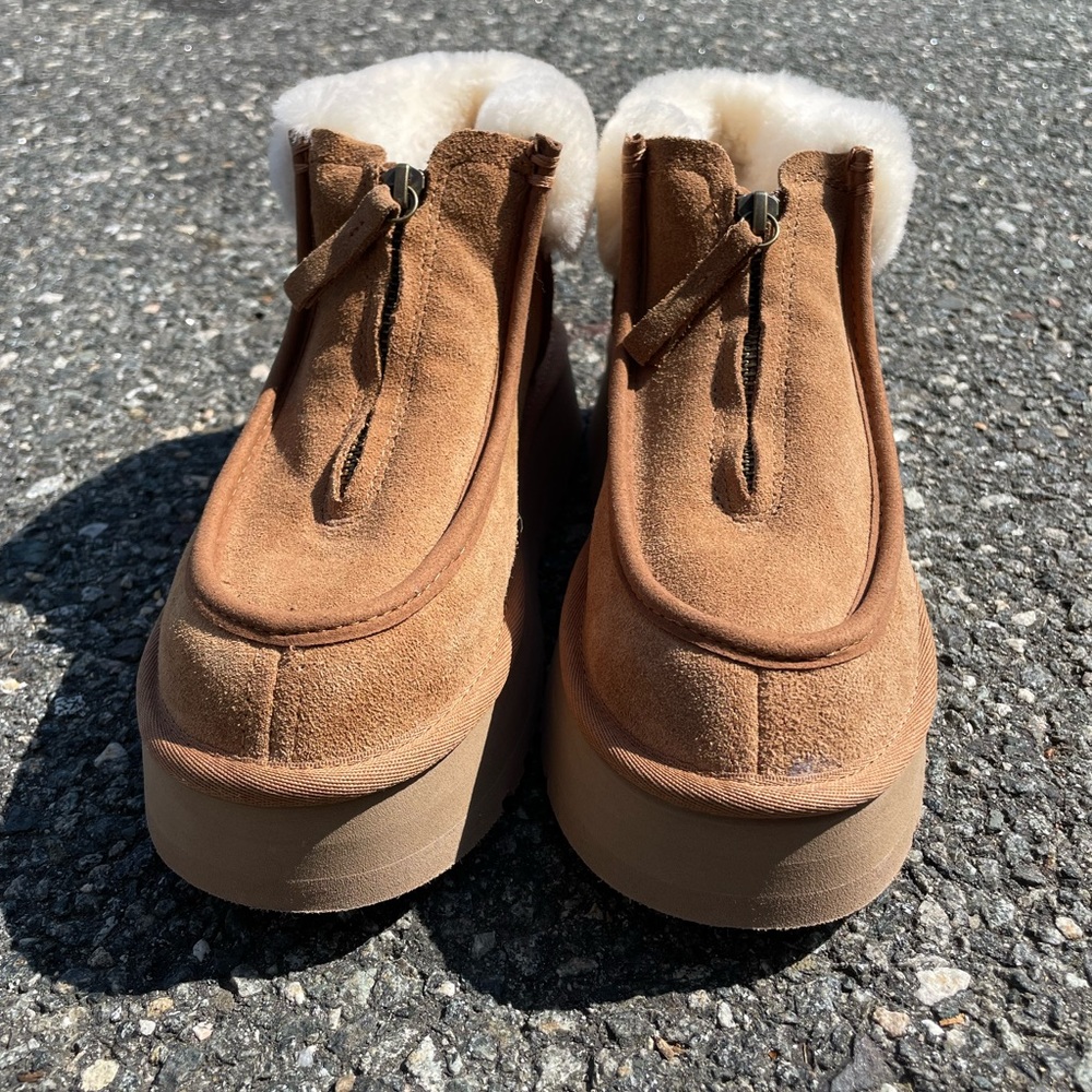 UGG Funkette zip boots. Never worn! Excellent Condition. Women’s size 6